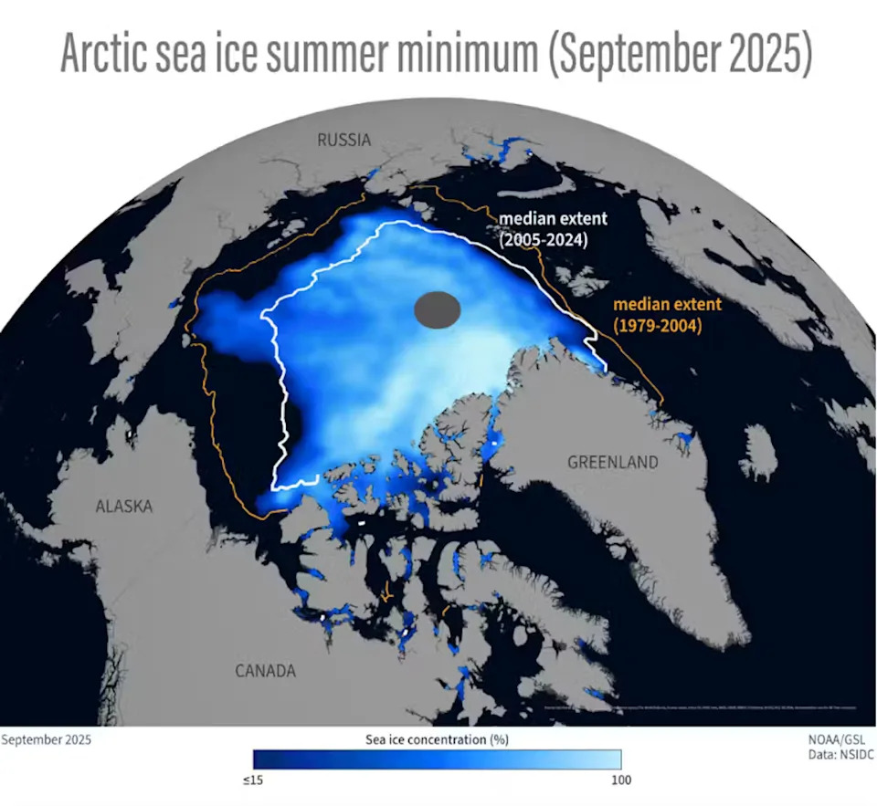 صورة مقربة للقطب الشمالي مع منطقة زرقاء توضح مكان ذوبان الجليد حول جرينلاند وكندا