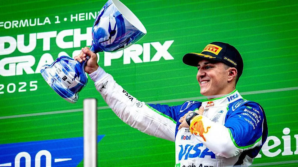 إيزاك يرفع كأسه على منصة التتويج بعد حصوله على المركز الثالث في سباق الجائزة الكبرى الهولندي