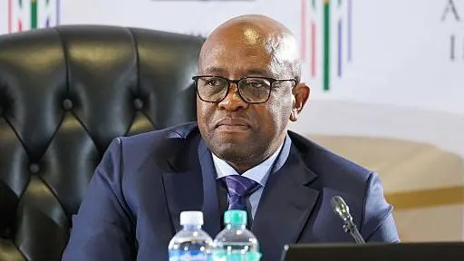 صورة للرأس والكتفين لمبويسيلي مادلانغا وهو يستمع إلى الشهادة في اللجنة.