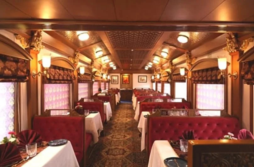 سيارة مطعم في قطار ديكان أوديسي
