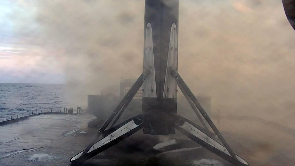 تقف المرحلة الأولى من الصاروخ المداري على أرجل الهبوط الأربعة فوق منصة في المحيط