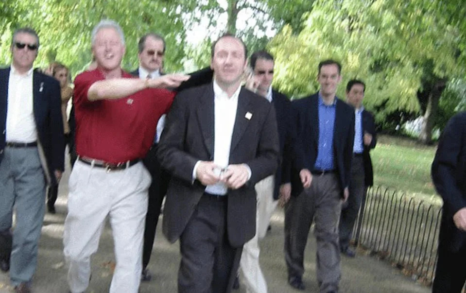 وفي إحدى الصور، شوهد كلينتون وهو يضع يديه على أكتاف الممثل كيفن سبيسي