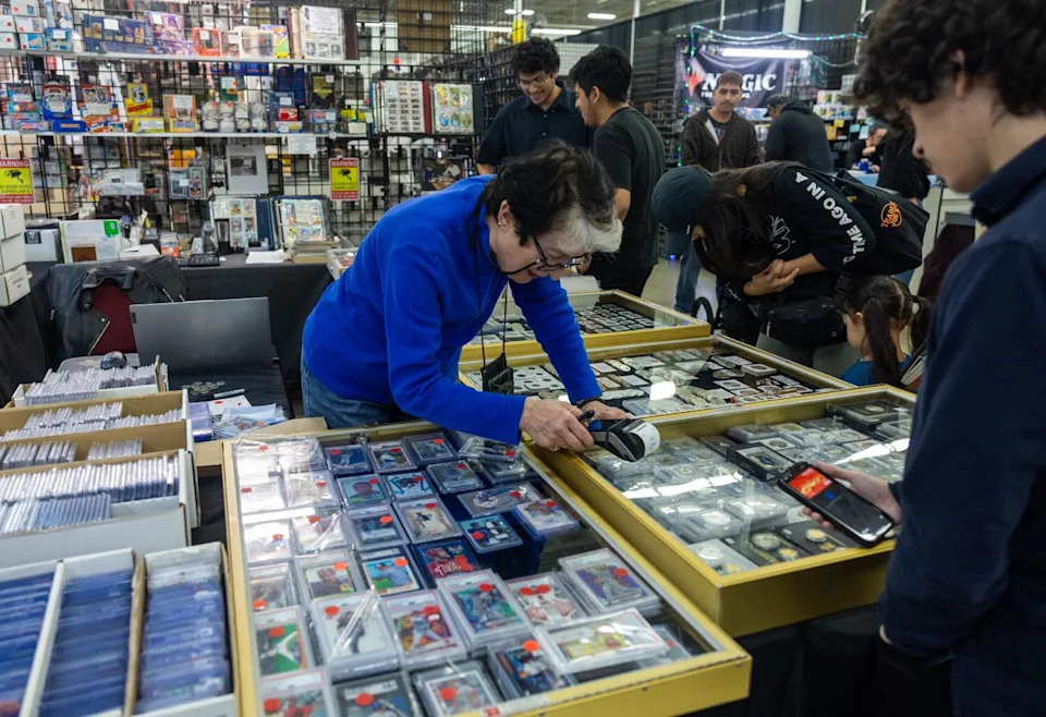 أكمل البائع ماريون أوينز صفقة في معرض Frank and Son Collectible Show الشهر الماضي.