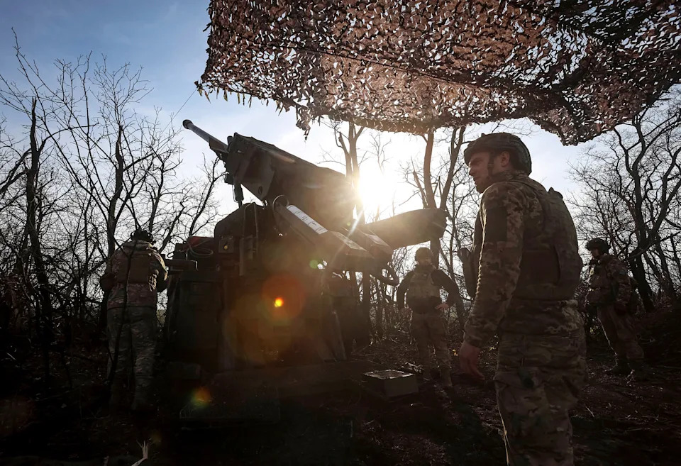 جنود أوكرانيون يستعدون لإطلاق مدفع هاوتزر ذاتية الدفع باتجاه القوات الروسية بالقرب من بلدة بوكروفسك على خط المواجهة (أناتولي ستيبانوف / رويترز)
