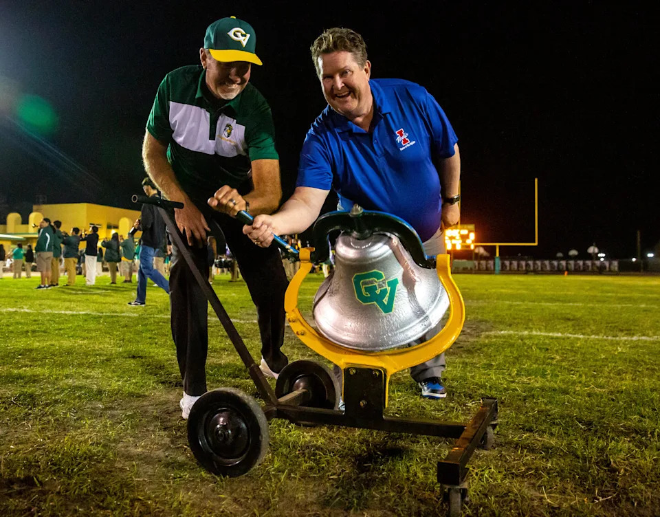 انتقل مايكل ويليامز، على اليسار، من منطقة مدارس وادي كوتشيلا الموحدة ليصبح مساعد مدير مدرسة بالم ديزرت الثانوية.