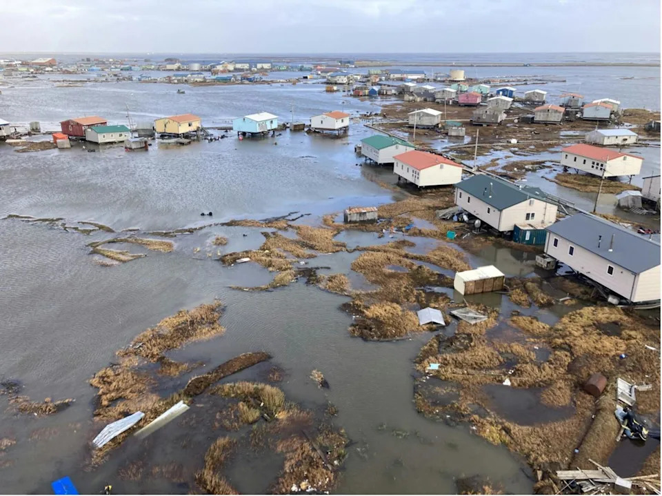 مدينة بها منازل محاطة بالمياه.