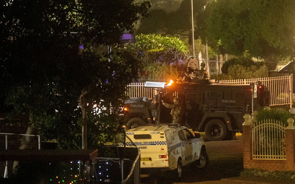 وفتشت الشرطة منزل المشتبه بهما في بونيريج بسيدني مساء الأحد