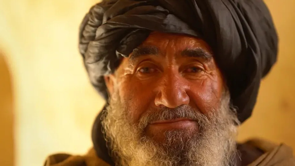 حبيب الله ينظر إلى الكاميرا