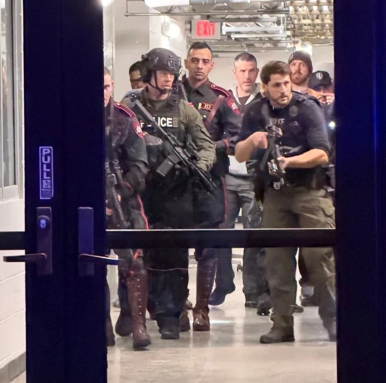 لا تزال الشرطة في الساعة 6:20 مساءً تقوم بتطهير المبنى الواقع في وسط مكان إطلاق النار بجامعة براون بالقرب من مدخل شارع بروك المؤدي إلى مبنى باروس وهولي.