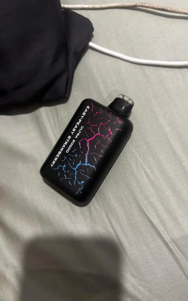 يعرض منشور على Reddit صورة لجهاز vaping تم العثور عليه في غرفة النوم، مع تعليق باستفسار فكاهي عن هويته