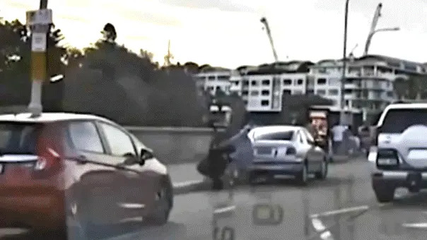 المارة يواجهون مسلحا في أستراليا