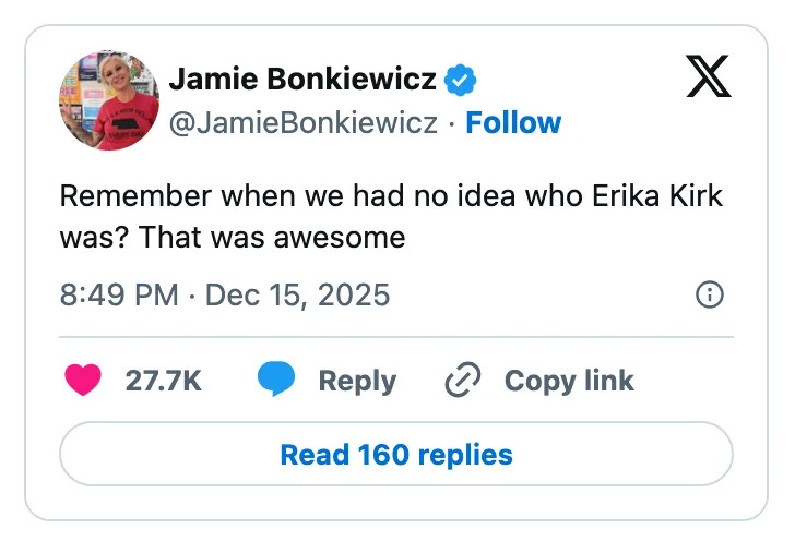 تغريدة لجيمي بونكيفيتش تقول: "هل تتذكر عندما لم تكن لدينا أي فكرة عن هوية إريكا كيرك؟ كان ذلك رائعًا،" مع 27.7 ألف إعجاب