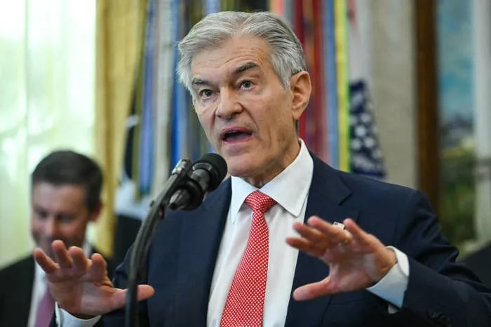 شخص يرتدي بدلة ويتحدث بحماس في الميكروفون خلال حدث رسمي