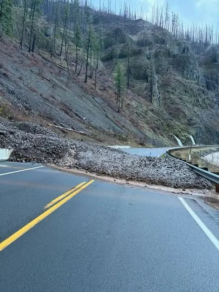 انهيار أرضي على الطريق السريع. 224 شرق مور كريك في منطقة كلاكاماس ريفر رينجر.