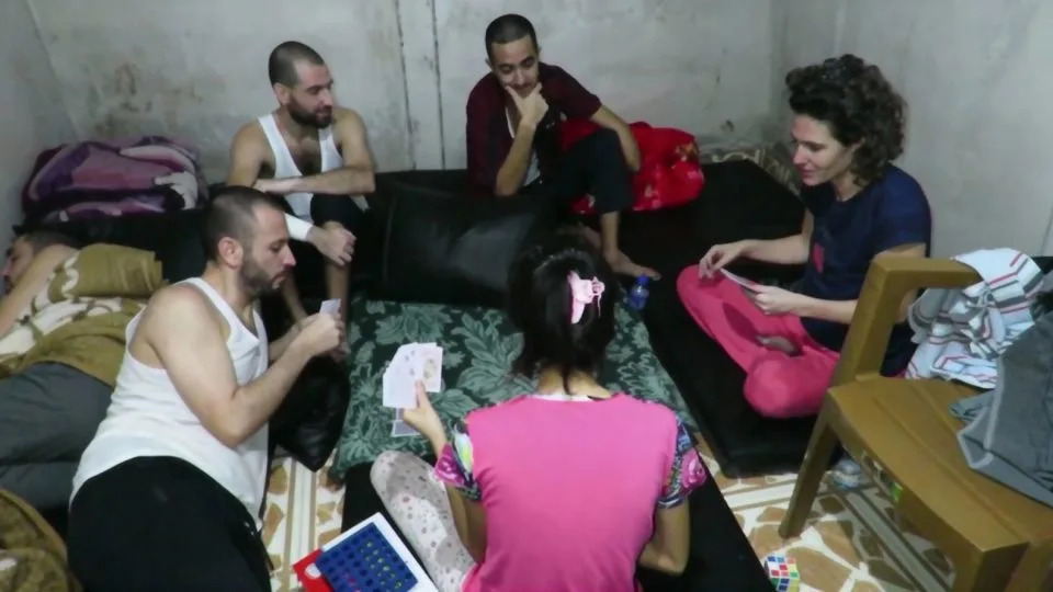 الرهائن يلعبون الورق - منتدى الرهائن وأسر المفقودين