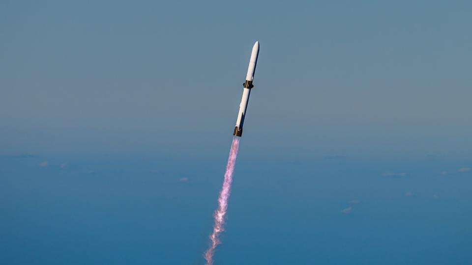 صاروخ أبيض يصعد إلى السماء الزرقاء