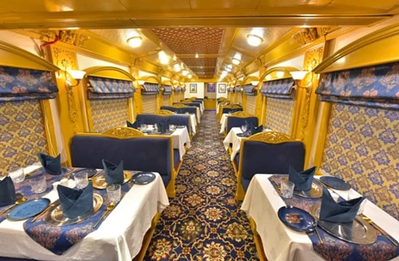 مطعم في قطار ديكان أوديسي