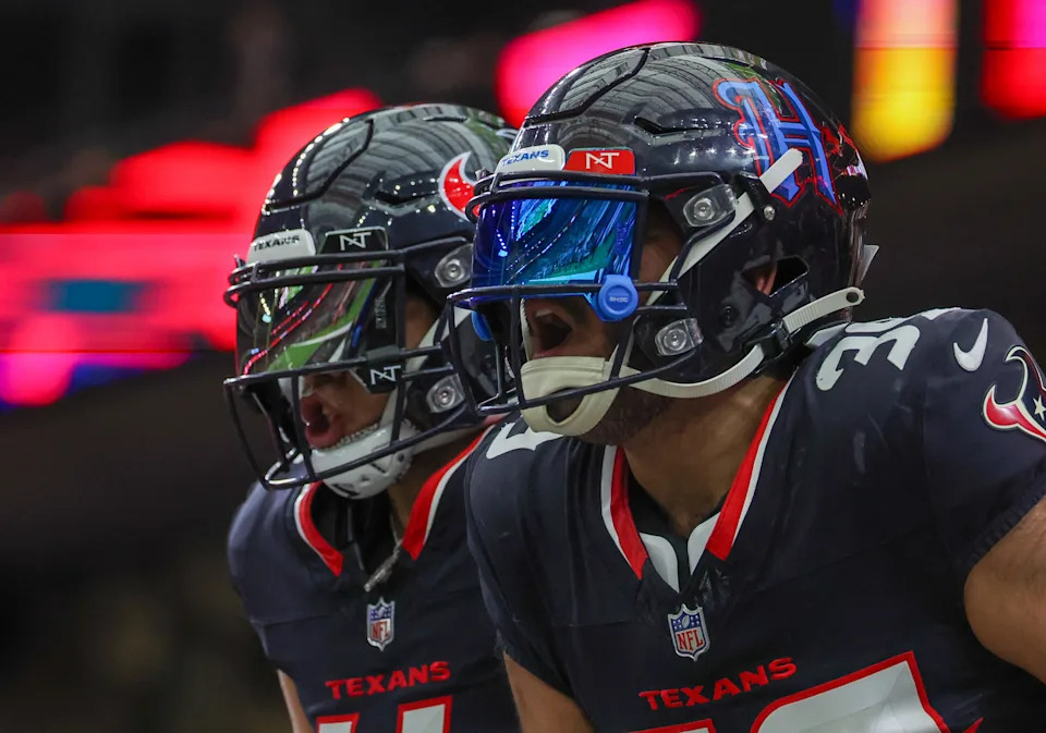 مشجعو هيوستن تكساس يهتفون.