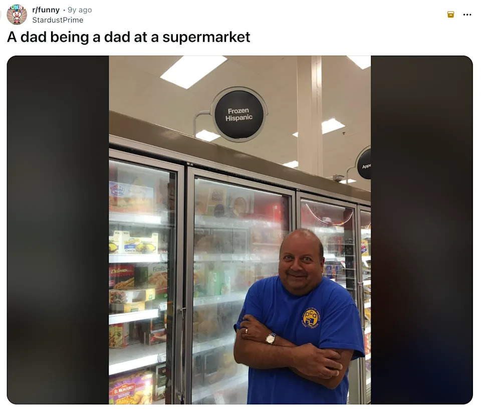 رجل يقف بشكل فكاهي وذراعيه متقاطعتين في ممر سوبر ماركت أمام معروضات الأطعمة المجمدة، تحت لافتة كتب عليها "المجمدة من أصل اسباني."