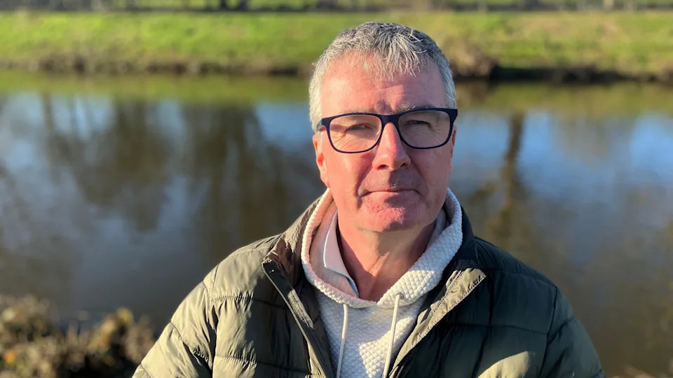 صورة للصياد مايك دودي. تم تصويره أمام نهر إيرويل في منطقة أجكروفت في سالفورد.