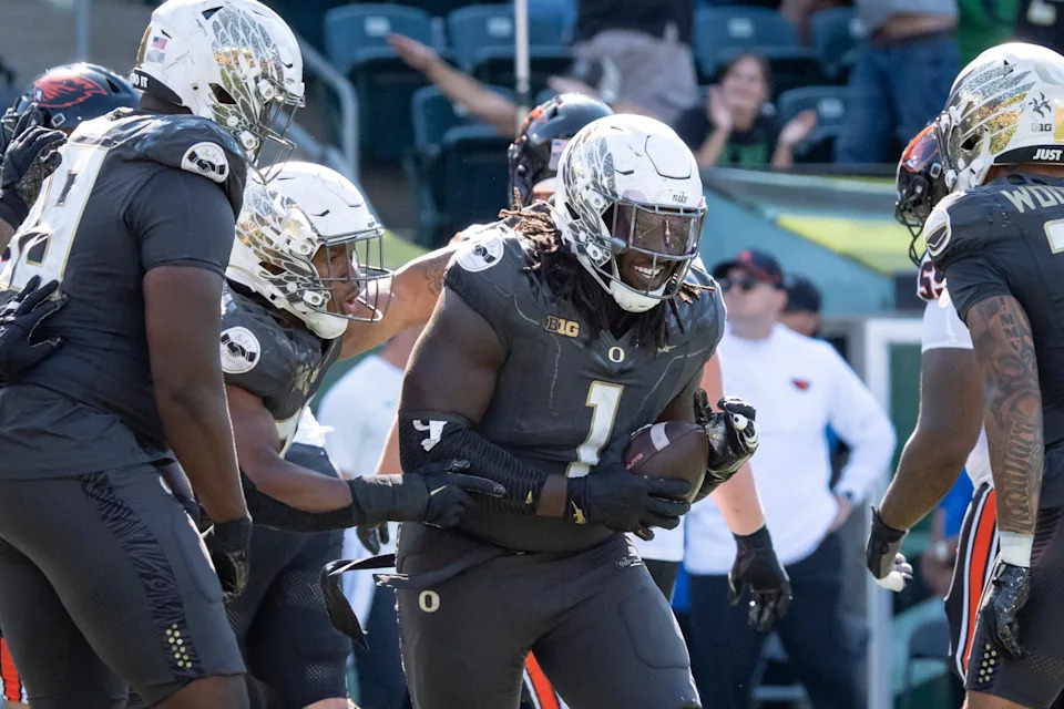 يحتفل لاعب خط الدفاع أوريغون داكس، بير ألكساندر، بالتعافي المتعثر