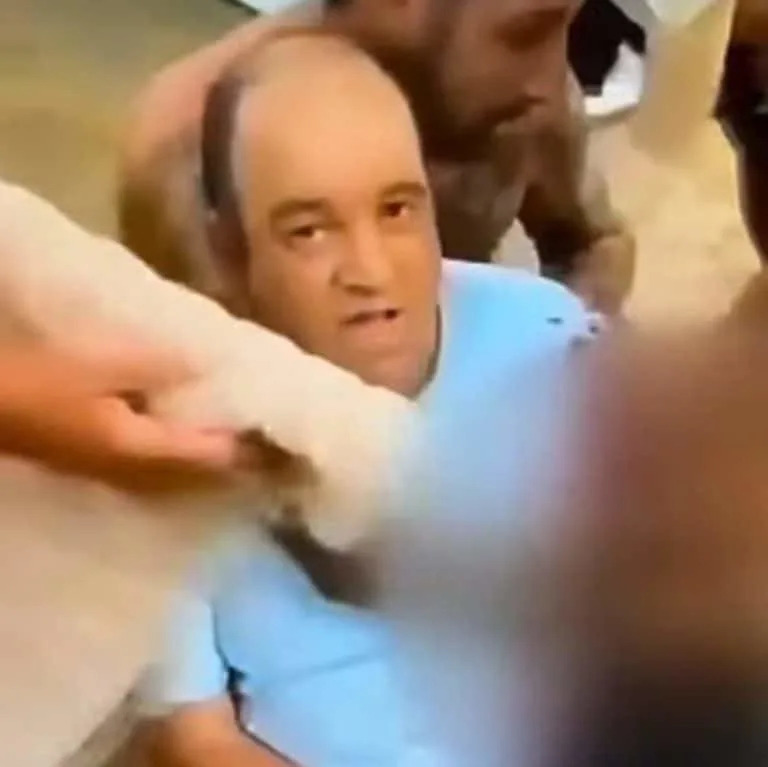 وتم التعرف على أحد المارة البطل وهو أحمد الأحمد، وهو بائع خضار وأب لطفلين