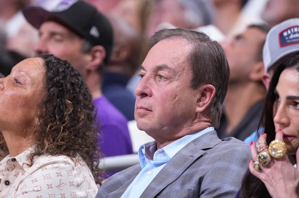 مالك أغلبية ووريورز جو لاكوب، في الصورة عام 2024. (روكي ويدنر/NBAE عبر Getty Images)