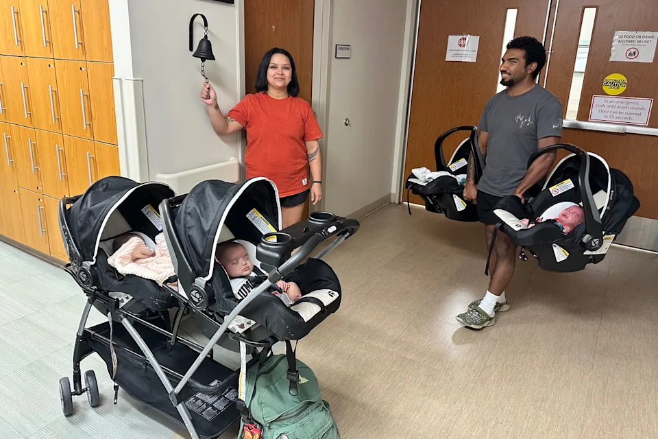 أبريل مارتينيز أبريل مارتينيز وزوجها شونبيل فيلدز مع توائمهما الأربعة