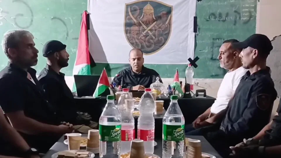 قائد جيش الدفاع الشعبي رامي حلاس يقرأ بياناً – جيش الدفاع الشعبي/فيس بوك