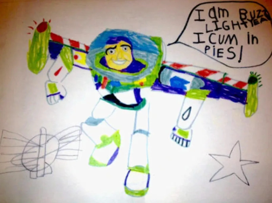 رسم لطفل لـ Buzz Lightyear وهو يطير مع نص يخطئ في تهجئة عبارة الشعار الخاصة به بطريقة فكاهية