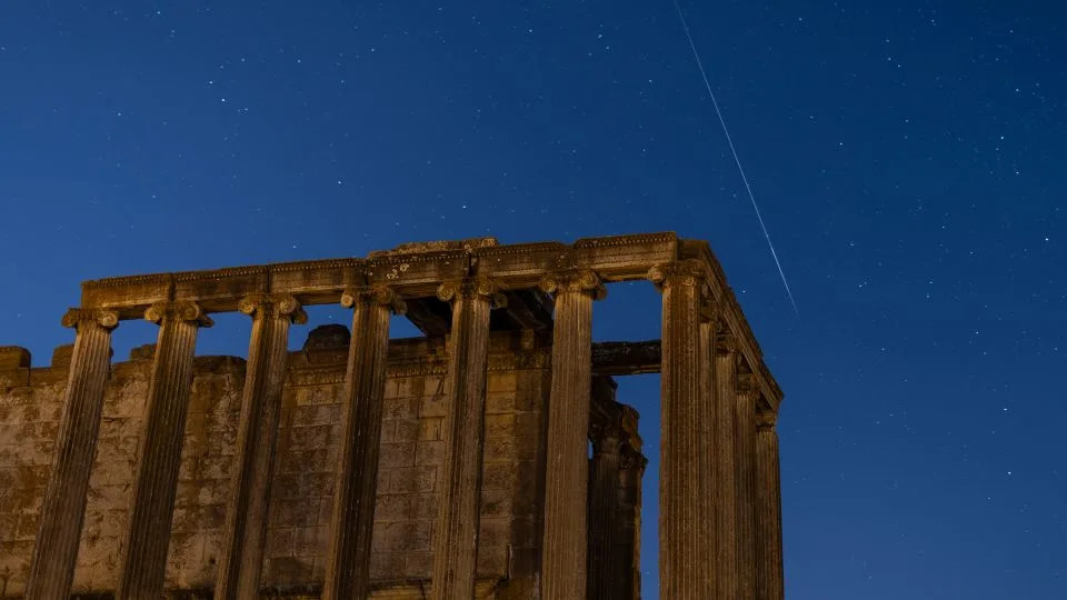 خط البرشاويات فوق معبد زيوس في أيزانوي، وهي مدينة قديمة في تركيا، في أغسطس. - كمال أصلان / وكالة الصحافة الفرنسية / غيتي إيماجز