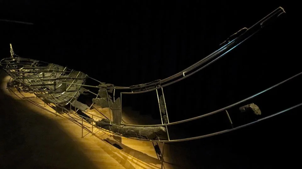 يُعتقد أن السفينة هي أقدم قارب مصنوع من الألواح الخشبية في شمال أوروبا. - ساحل غانجي / جامعة لوند