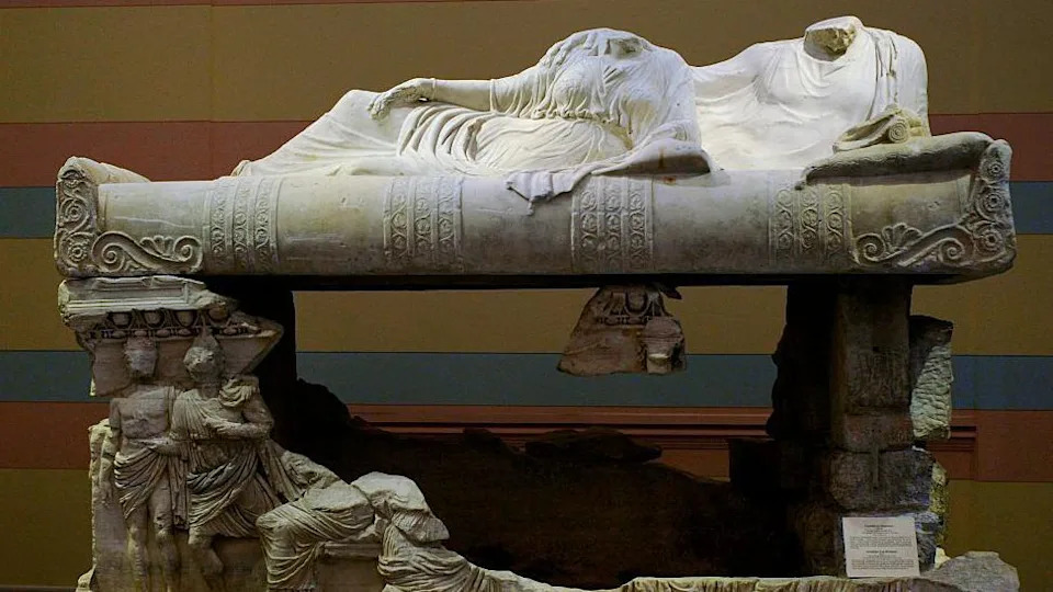 مقدسات قديمة تحتوي على منحوتات كبيرة لامرأة ورجل جالسين، ورؤوسهم مفقودة 