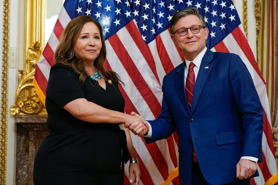 أدت غريجالفا اليمين الدستورية أمام رئيس مجلس النواب الجمهوري مايك جونسون قبل أقل من شهر بعد فوزها في الانتخابات قبل سبعة أسابيع في 23 سبتمبر (رويترز)