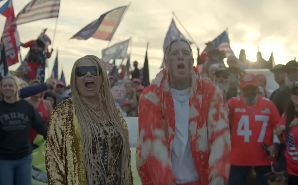 مشهد من فيديو Daddy's Home من إنتاج روزان بار ومغني راب كندي تكريمًا لترامب ويعرضه المعلم على فصله