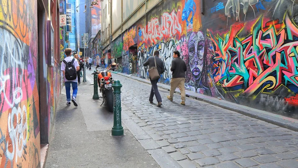 ملبورن أستراليا - 23 أغسطس 2014: أشخاص مجهولون يشاهدون معالم هويسر لين - خطة إدارة الكتابة على الجدران في ملبورن تعترف بأهمية فن الشارع.