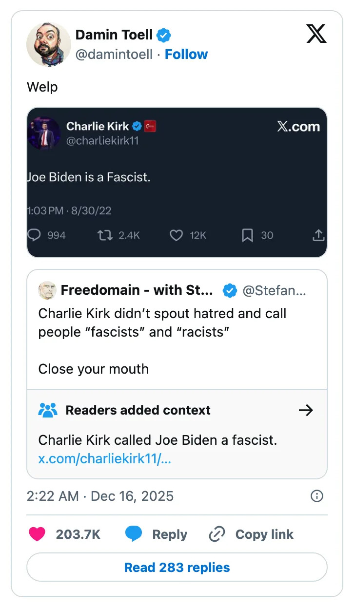 لقطة شاشة لتغريدة من دامين تويل يتفاعل معها "مرحباً" إلى تغريدة تشارلي كيرك التي وصف فيها جو بايدن بالفاشي