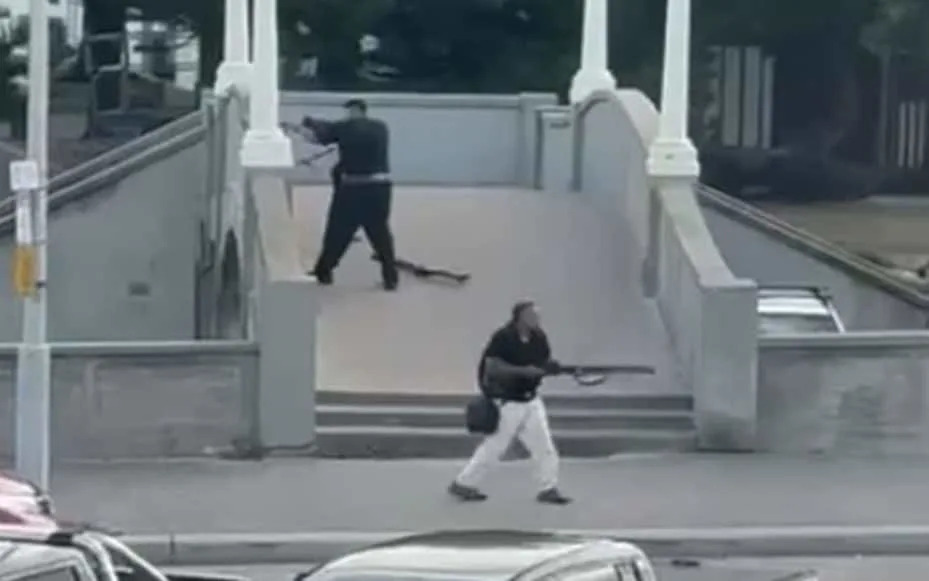 وتظهر مقاطع الفيديو رجلين يرتديان ملابس سوداء يطلقان النار باتجاه الشاطئ من جسر فوق موقف سيارات قريب