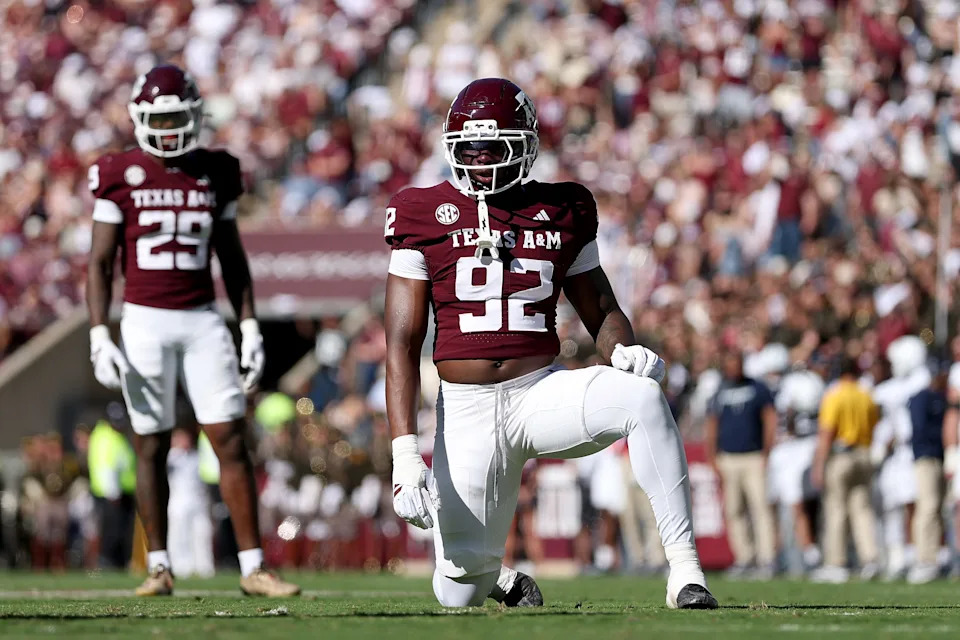 Sam M'Pemba رقم 92 من فريق Texas A&M Aggies يركع في الشوط الثاني ضد سامفورد بولدوجز