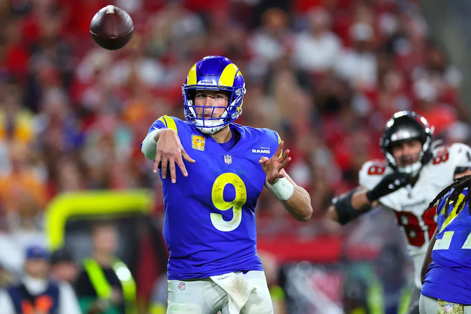 ماثيو ستافورد من لوس أنجلوس رامز يرمي تمريرة.