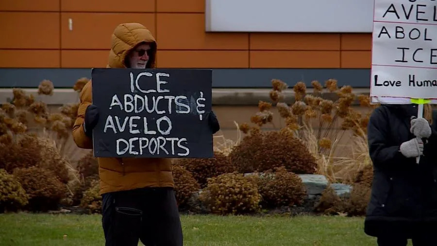 المتظاهرون خارج مطار جيرالد ر. فورد الدولي. (27 ديسمبر 2025)