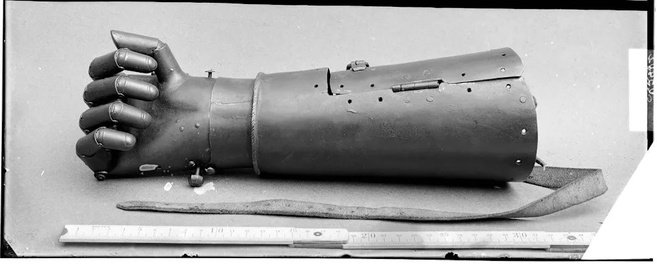 صورة بالأبيض والأسود ليد حديدية مثبتة في قبضة