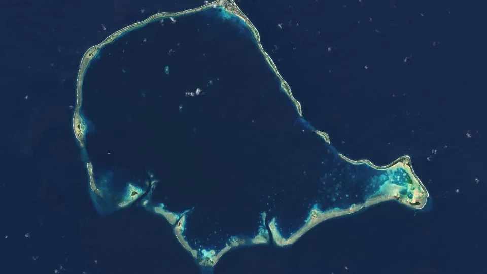 يُظهر منظر فونافوتي، توفالو، من القمر الصناعي واحدة من أكثر الأماكن المهددة بالمناخ على وجه الأرض. تواجه هذه الجزيرة المنخفضة ارتفاع منسوب مياه البحر، وتآكل السواحل، ونقص المياه العذبة، كما أصبحت فيضانات المد والجزر شائعة الآن أثناء ارتفاع المد. تقع معظم فونافوتي على ارتفاع متر واحد فقط – 3.3 قدم – فوق مستوى سطح البحر. - صور جالو / الأفق المداري / بيانات كوبرنيكوس سنتينل 2025 / غيتي إيماجز