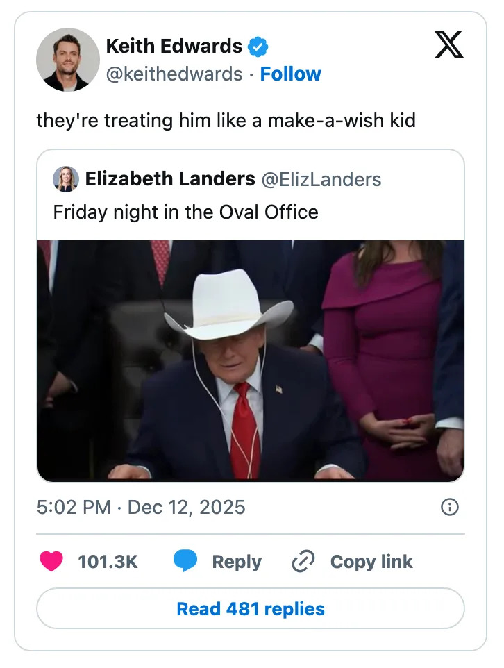 منشور على وسائل التواصل الاجتماعي يتضمن تغريدتين: يعلق كيث إدواردز على تغريدة لإليزابيث لاندرز تُظهر شخصًا في المكتب البيضاوي يرتدي قبعة بيضاء