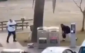 وبعد صراع، يأخذ أحد المارة البندقية ويوجهها نحو مطلق النار المزعوم