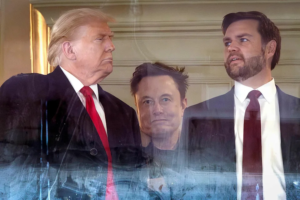 يحضر دونالد ترامب وإيلون ماسك وجي دي فانس مباراة كرة القدم بين الجيش والبحرية في 14 ديسمبر 2024 في لاندوفر بولاية ميريلاند (ملف Kevin Dietsch / Getty Images)