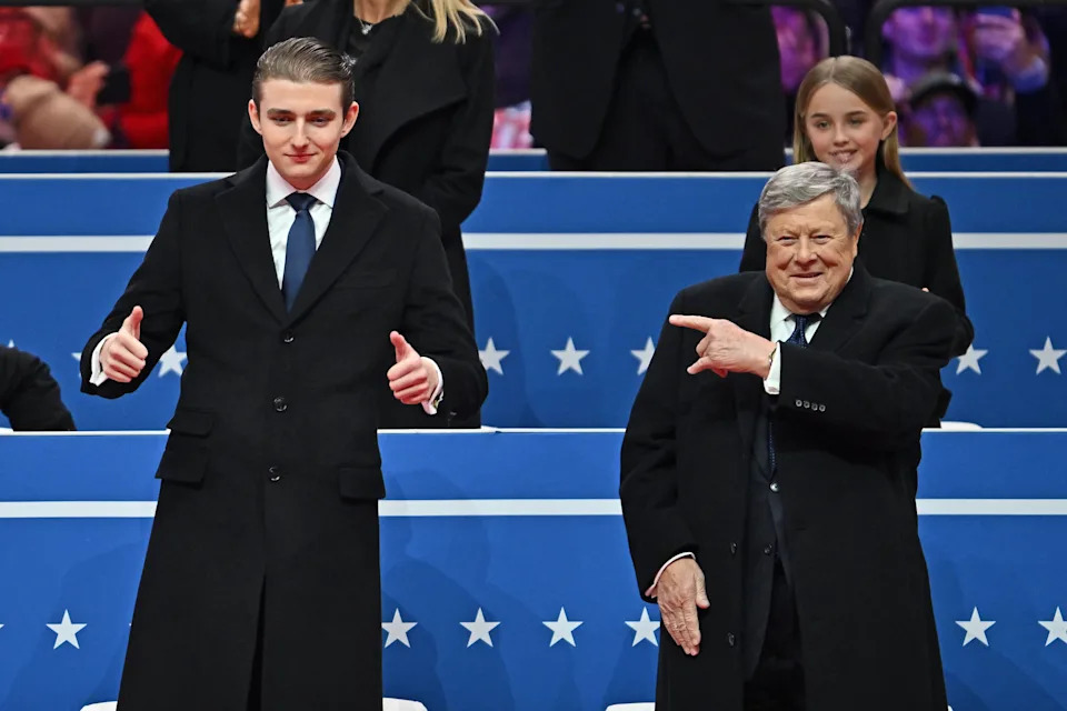 بارون ترامب وجده فيكتور كنافس يحضر العرض الافتتاحي. / أنجيلا فايس / وكالة الصحافة الفرنسية عبر Getty Images