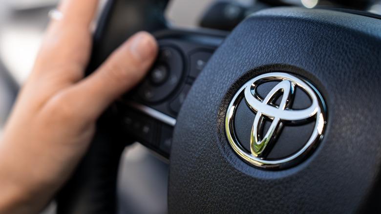 صورة مقربة ليد على عجلة قيادة تويوتا