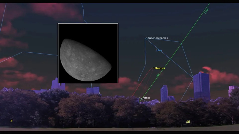 سماء صباح محمرة مع خريطة نجمية متراكبة تظهر نقطة تحمل علامة كوكب عطارد مع صندوق خارجي يظهر لقطة مقربة لكوكب عطارد بسطحه الرمادي في الفضاء.