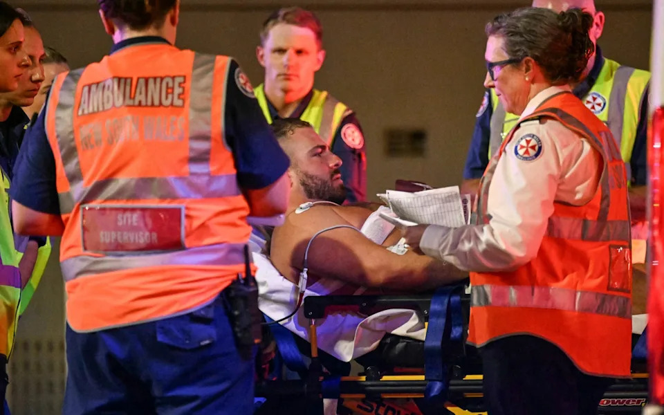 كما أصيب ما لا يقل عن 11 شخصا، من بينهم ضابطا شرطة